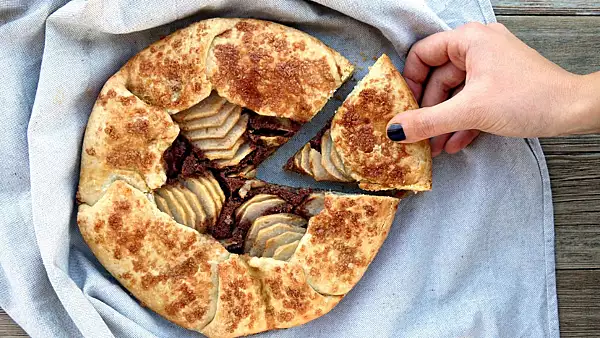 Galette cu pere si migdale. Un desert rustic si delicios