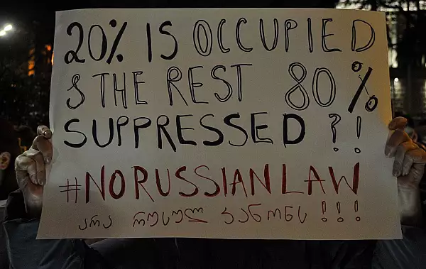 Georgia: Parlamentul a votat in favoarea ,,legii rusesti" / Mii de oameni protesteaza
