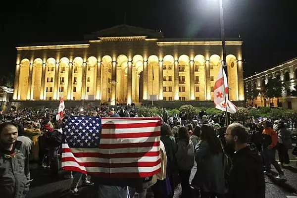 georgienii-au-manifestat-in-noaptea-de-paste-impotriva-legii-mass-media-aprinzand-lumanari-si-ciocnind-oua-in-fata-parlamentului-din-tbilisi.webp
