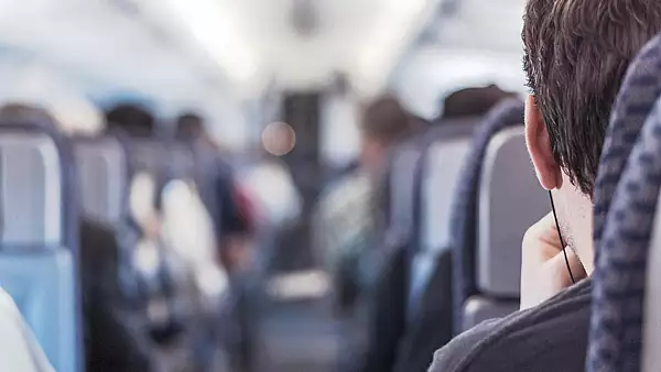 Gestul incredibil al unui barbat in avion: A mers pana la toaleta si s-a intors cu stewardesa. Cum a reactionat iubita - VIDEO