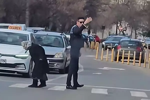 Gestul uimitor al unui politist din Ploiesti. De ce a oprit traficul in timpul unui examen auto, pe o strada din oras VIDEO