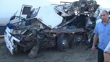 Grav accident de circulatie. Un autocar s-a ciocnit violent de un camion: 9 morti, 27 de raniti