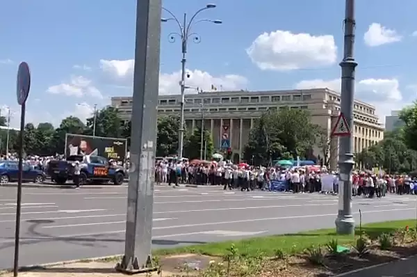 Greva profesorilor. Cel mai mare protest al profesorilor din ultimii ani. Manifestatii din Bucuresti vor pleca intr-un mars spre Palatul Cotroceni unde vor sa s