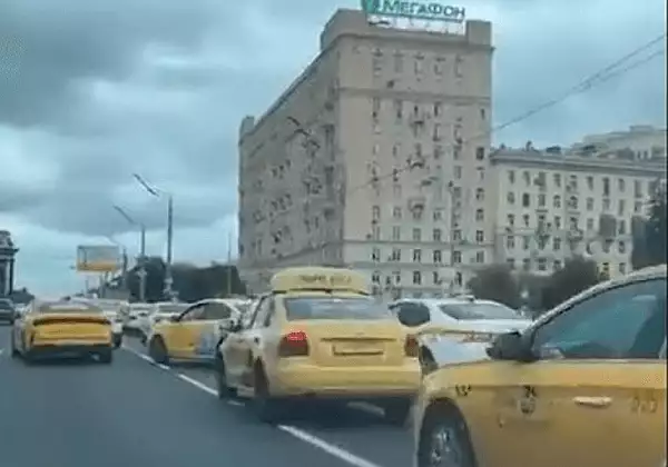 Hackerii au blocat Moscova: au trimis sute de taxiuri la aceeasi adresa