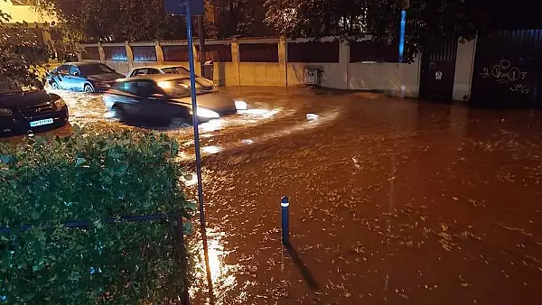 Haos in Bucuresti dupa furtuna puternica: strazi si case inundate, copaci cazuti sau smulsi, zboruri intoarse din drum VIDEO