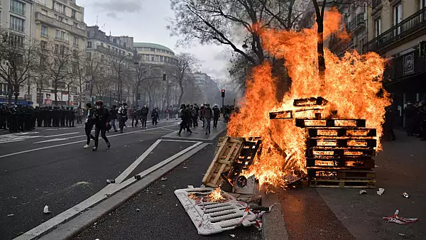Haos in Franta. Proteste ample impotriva majorarii varstei de pensionare. Peste 120 de politisti au fost raniti, atmosfera de anarhie la Paris
