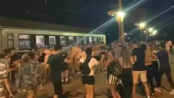 Haz de necaz in gara: Satui sa mai astepte trenul catre Sibiu, zeci de tineri au dansat hora