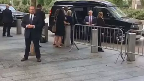 Hillary Clinton sufera de pneumonie si a fost aproape de un lesin in public la New York