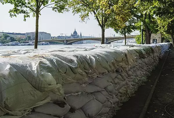 Hotii au furat sacii cu nisip care ar fi trebuit sa opreasca apa. Primarul Budapestei: ,,Este socant!"