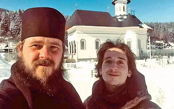 Ieri, actor si vedeta PRO TV, azi, retras la manastire. Povestea fabuloasa a lui Andrei Ciopec: ,,Toata viata am fost in cautari"