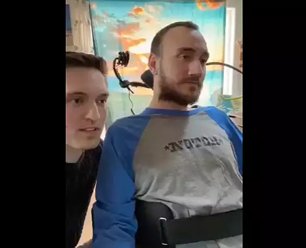 Imagini cu primul pacient caruia i-a fost implantat un cip cerebral, in timp ce joaca sah cu ajutorul gandului VIDEO