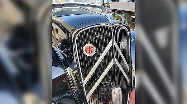 Imagini de colectie cu ,,Regina strazilor" din 1934 - Citroen Traction Avant, adus pentru inspectie la RAR