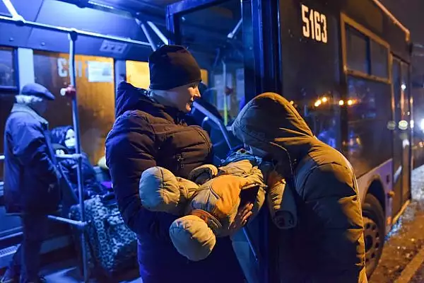 Imagini din Donetk. 700.000 de persoane, inclusiv copii, in curs de evacuare spre Rusia