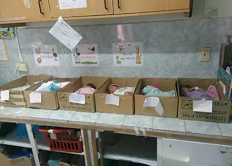 Imagini dramatice din Venezuela aproape de colaps. Copii in cutii de carton la maternitate