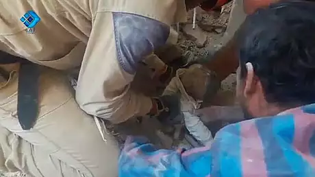 Imagini emotionante. Doi copii, salvati de sub daramaturile din Aleppo - FOTO si VIDEO