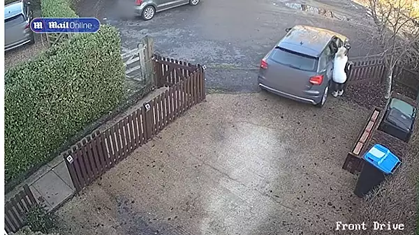 Imagini hilare cu o femeie surprinsa alergand dupa propria masina dupa ce a omis sa traga frana de mana