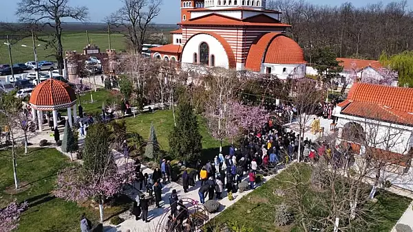 Imagini impresionante la Manastirea Pantocrator. Mii de enoriasi vin la moastele aduse de la Athos