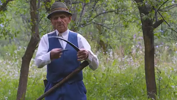 Imagini INEDITE: Veteranul de razboi care, la 102 ani, coseste iarba VIDEO