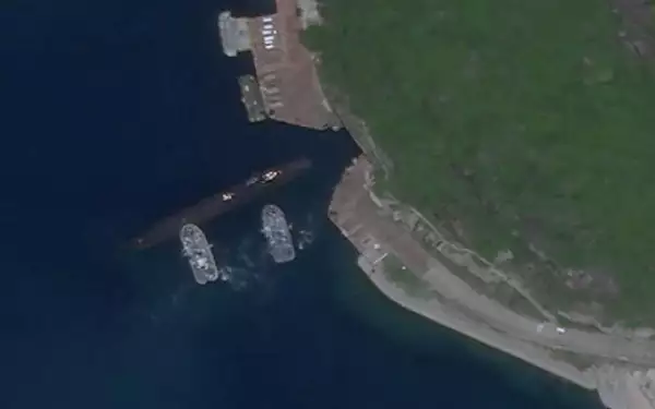 Imagini rare prin satelit au surprins un submarin nuclear in apropierea unei baze militare chineze din Marea Chinei de Sud