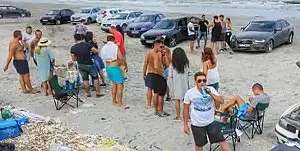 Imagini revoltatoare pe o plaja din Romania. Mai multi tineri si-au parcat masinile pe nisip si...