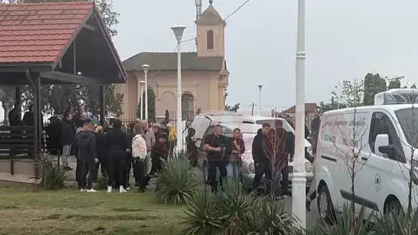 Imagini sfasietoare, la Constanta. Denisa, cea de-a doua victima a Sacalului, ucisa si abandonata pe camp, a fost inmormantata in satul ei natal