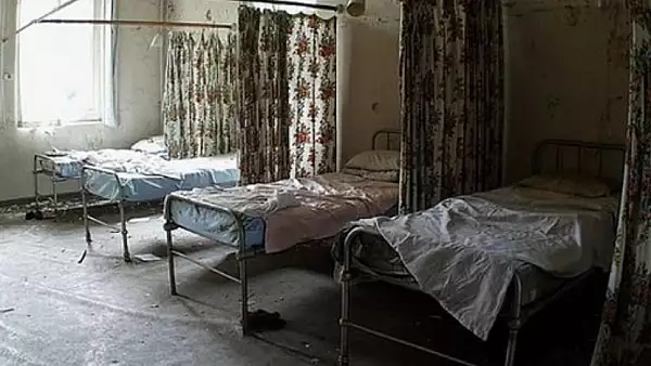 Imagini socante! Bolnavi de Covid cu afectiuni psihice, in agonie pe holurile spitalului din Resita