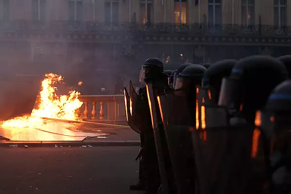 Imagini socante in Franta! Protestatarii au incendiat primaria din Bordeaux