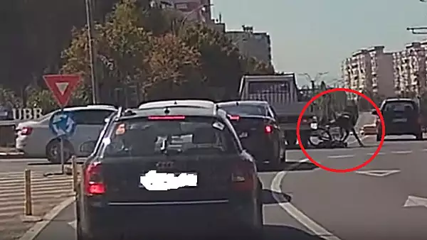 Imagini socante la Cluj: un livrator pe bicicleta s-a ciocnit de o duba aflata in trafic. Clipul a devenit viral in online