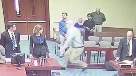 Imagini socante! Un pedofil ataca procurorul in sala de judecata cu un cutit