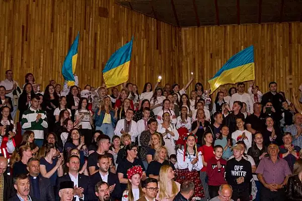 imagini-speciale-refugiati-si-voluntari-din-maramures-au-cantat-in-cor-melodia-ucraineana-preluata-de-pink-floyd-momente-de-emotie-fantastica.webp