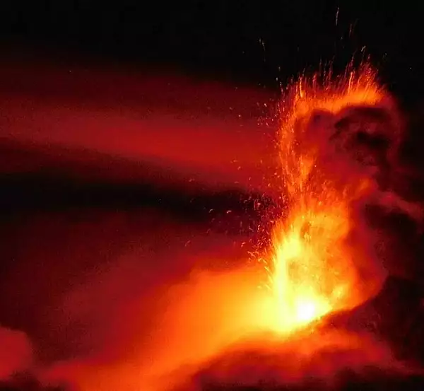 Imagini spectaculoase. Cel mai inalt vulcan activ din Europa a erupt din nou VIDEO