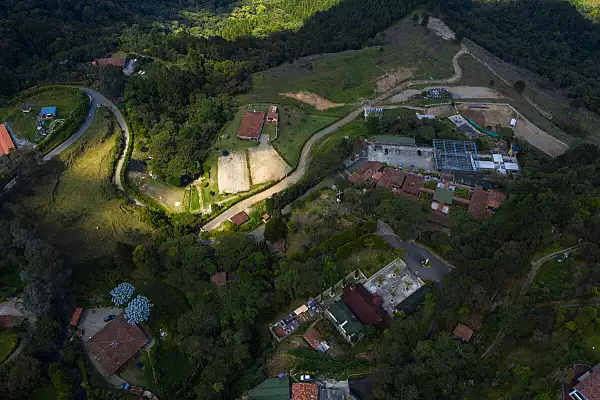 Imaginile cu celula de lux in care a fost inchis Pablo Escobar fac inconjurul internetului. "La Catedral", filmata de un roman!