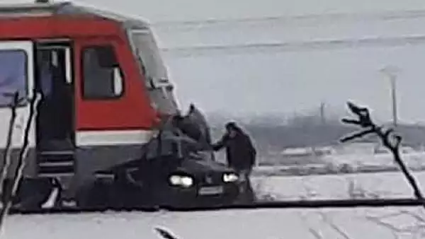 Impact DEVASTATOR intre un tren si o masina. Soferul a scapat cu viata