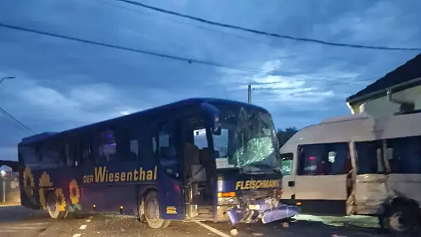 Impact violent intre un autobuz si un microbuz, in Gorj: 8 victime. Traficul in zona, oprit din cauza accidentului, a fost reluat