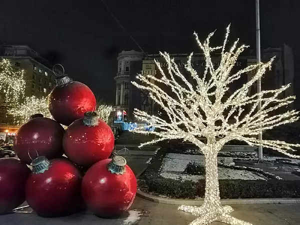 In Bucuresti a inceput montarea iluminatului pentru Sarbatori. Cand se vor aprinde ghirlandele colorate