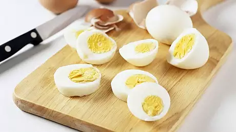 Inca un mit infirmat de stiinta. Cate oua putem, de fapt, manca intr-o singura zi?