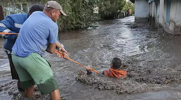 Inca un mort la Galati, dupa inundatiile devastatoare. Bilantul a ajuns la 7 decese. Se instituie stare de alerta in doua judete