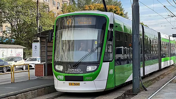 Inca un tramvai a cazut victima copacilor doborati de vant, in Bucuresti. Linia 41, blocata