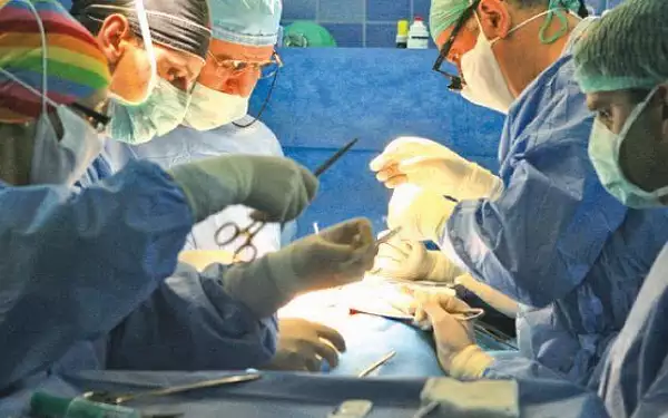 Inca un transplant renal efectuat cu succes la Iasi. Un barbat de 40 de ani a primit un rinichi de la socrul sau