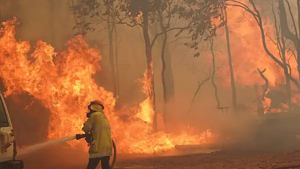 Incendiile de vegetatie dau batai de cap australienilor din zona Perth. Mii de oameni evacuati