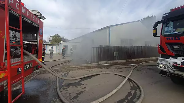 Incendiu Bragadiru. Un service auto a luat foc. Pompierii intervin