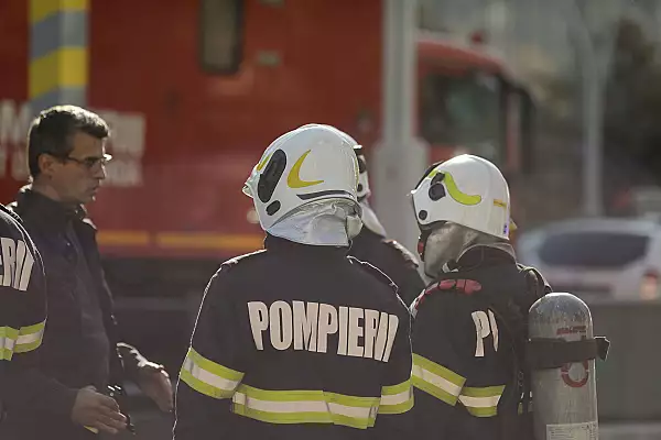 Incendiu cu degajari mari de fum in Bucuresti. Doua case au fost cuprinse de flacari / O persoana a murit