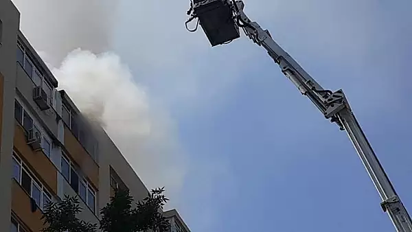 Incendiu cu mari degajari de fum in Bucuresti. Intreaga fatada a unui bloc arde FOTO