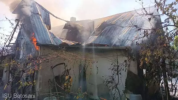 Incendiu de amploare, in Botosani. O femeie de 101 ani a ramas fara locuinta