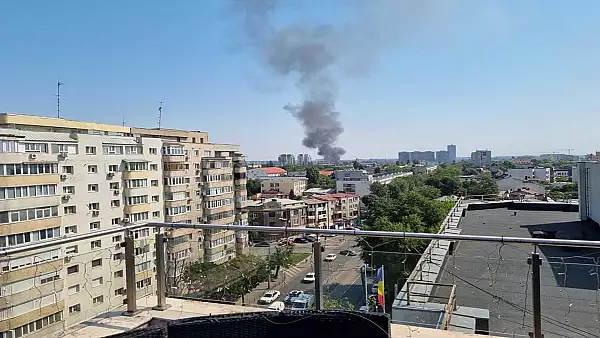 Incendiu de proportii in Bucuresti. Pompierii intervin cu mai multe autospeciale. Traficul este blocat 