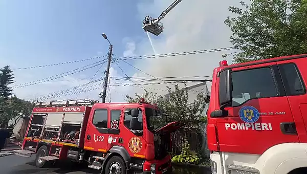 Incendiu de proportii in Bucuresti: sase case, cuprinse de flacari FOTO VIDEO