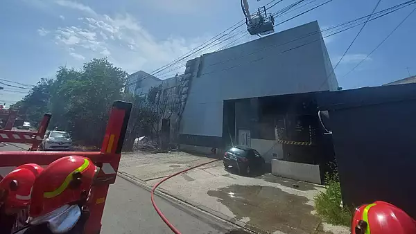 Incendiu de proportii in cartierul Rahova din Capitala. Intervin 12 masini de pompieri VIDEO