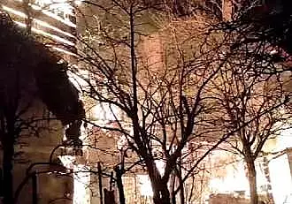 Incendiu de proportii in cartierul Schei din Brasov! Trei case s-au facut scrum / FOTO