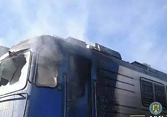 Incendiu de proportii in Dambovita! Locomotiva unui tren incarcat cu pasageri a luat foc / FOTO