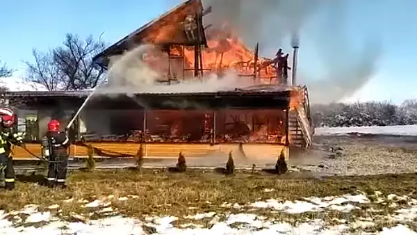 Incendiu de proportii in Hunedoara. O cabana a ars din temelii!